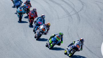 Pelotón de Moto3 liderado por Veijer.