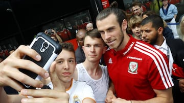 Wales player Gareth Bale signs autographs.