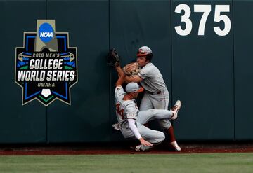 Mason Hibbeler y el Tate Shaw chocan atrapando la bola contra los Arkansas Razorbacks.