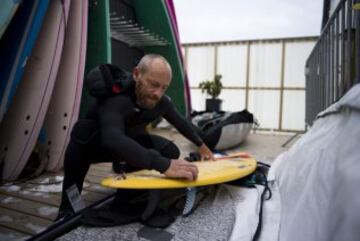 La leyenda del surf, Tom Carroll, disfruta como un niño en el Ártico