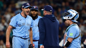 SEATTLE, WASHINGTON - OCTOBER 16: Manager John Schneider #14 of the Toronto Blue Jays walks to the mound to talk to Max Scherzer #31 during the fifth inning against the Seattle Mariners in game four of the American League Championship Series at T-Mobile Park on October 16, 2025 in Seattle, Washington. Alika Jenner/Getty Images/AFP (Photo by Alika Jenner / GETTY IMAGES NORTH AMERICA / Getty Images via AFP)