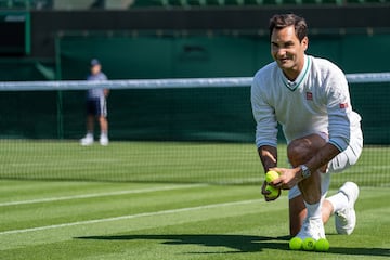 El tenista suizo Roger Federer practica como recogepelotas durante sun visita a Wimbledon con Kate Middleton.