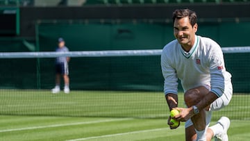 El tenista suizo Roger Federer practica como recogepelotas durante su visita a Wimbledon con Kate Middleton.