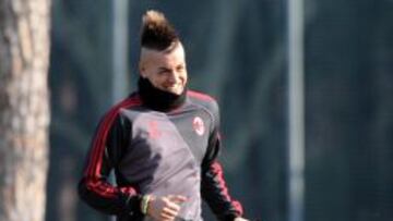 El delantero italiano del Mil&aacute;n, Stephan El Shaarawy durante el entrenamiento del equipo en la ciudad deportiva de Milanello.