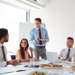 Tras una mañana agotadora le pregunta al jefe si puede parar para almorzar: la respuesta le hace dimitir al acto