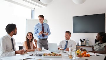 Tras una mañana agotadora le pregunta al jefe si puede parar para almorzar: la respuesta le hace dimitir al acto