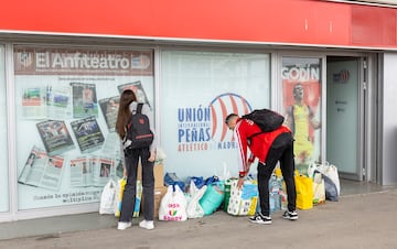 Aficionados del Atlético de Madrid donan productos de primera necesidad en los aledaños del Estadio Metropolitano, antes del encuentro entre el club rojiblanco y la UD Las Palmas.