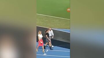 El cántico machista de los ultras del Nápoles a una reportera y su aplaudida reacción