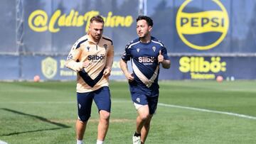 Javier Ontiveros entrenando apartado de sus compañeros junto a José Jiménez, preparador físico del primer equipo en el apartado de fuerza.