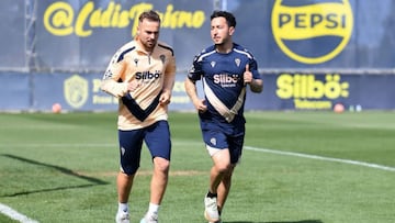 Javier Ontiveros entrenando apartado de sus compañeros junto a José Jiménez, preparador físico del primer equipo en el apartado de fuerza. Foto: Cádiz CF.