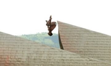 El clavadista mexicano Sergio Guzmán, durante los entrenamientos para las finales del 'Red Bull Cliff Diving 2015' de Bilbao, ante el Museo Guggenheim de la capital vizcaína. 