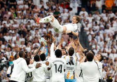 Los jugadores del Real Madrid mantean a Luka Modric. El Genio de Zadar llegó al Real Madrid en 2013 y desde su aterrizaje en Madrid jugó 597 partidos anotando 43 goles y repartiendo 96 asistencias. El palmarés del club blanco creció en 28 títulos conseguidos por el croata en su etapa madridista, destacando las 6 Copas de Europa, récord compartido con los también madridistas Paco Gento, Nacho, Carvajal y Kroos, aunque este último consiguió 5 de blanco y 1 con el Bayern. El croata, además, fue reconocido con el Balón de Oro de 2018.