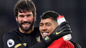 Alisson y Firmino festejan un triunfo del Liverpool esta temporada.