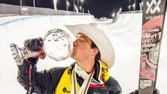 El esquiador Alex Ferreira besa el globo de cristal que le acredita como campeón de la Copa del Mundo FIS de Freeski Halfpipe 2024.