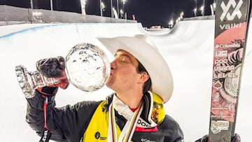 El esquiador Alex Ferreira besa el globo de cristal que le acredita como campeón de la Copa del Mundo FIS de Freeski Halfpipe 2024.