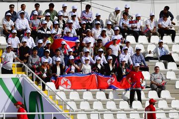 Un grupo de aficionados de Corea del Norte en el Khalifa bin Zayed stadium.