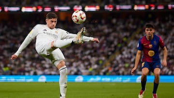Valverde y Pedri, durante un Real Madrid-Barcelona.