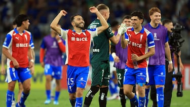 Futbol, Cruzeiro vs Universidad Catolica.
Copa Libertadores 2026.
Los jugadores de Universidad Catolica celebran el triunfo contra Cruzeiro tras el partido del grupo D de la Copa Libertadores disputado en el estadio Mineirao de Belo Horizonte, Brasil.
15/04/2026
Pier Giorgio Giavelli/Photosport
Football, Cruzeiro vs Universidad Catolica.
2026 Copa Libertadores Championship.
Universidad Catolica players celebrate winning against Cruzeiro after a Copa Libertadores Championship group D match at Mineirao in Belo Horizonte, Brazil.
15/04/2026
Pier Giorgio Giavelli/Photosport