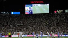 PASADENA, CA - JULY 30: A capacity crowd follows the action between Real Madrid and Juventus during the second half of a friendly soccer match at the Rose Bowl on July 30, 2022 in Pasadena, California. (Photo by Kevork Djansezian/Getty Images) PANORAMICA VIDEOMARCADOR
PUBLICADA 01/08/22 NA MA02 5COL