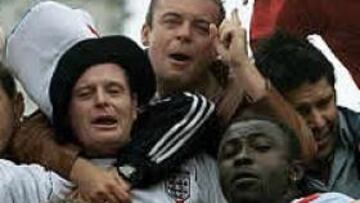 <B>FUERA DE SÍ.</B> Gascoigne, ataviado con un gorro, celebró el triunfo contra Argentina como un aficionado más.