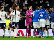 LONDON (United Kingdom), 04/01/2026.- Rodrigo Bentancur of Tottenham Hotspur (L) and Lutsharel Geertruida of Sunderland argue after the English Premier League match between Tottenham Hotspur and Sunderland AFC, in London, Britain, 04 January 2026. (Reino Unido, Londres) EFE/EPA/TOLGA AKMEN EDITORIAL USE ONLY. No use with unauthorized audio, video, data, fixture lists, club/league logos, 'live' services or NFTs. Online in-match use limited to 120 images, no video emulation. No use in betting, games or single club/league/player publications.