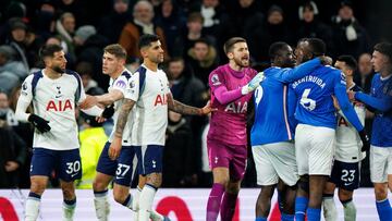 LONDON (United Kingdom), 04/01/2026.- Rodrigo Bentancur of Tottenham Hotspur (L) and Lutsharel Geertruida of Sunderland argue after the English Premier League match between Tottenham Hotspur and Sunderland AFC, in London, Britain, 04 January 2026. (Reino Unido, Londres) EFE/EPA/TOLGA AKMEN EDITORIAL USE ONLY. No use with unauthorized audio, video, data, fixture lists, club/league logos, 'live' services or NFTs. Online in-match use limited to 120 images, no video emulation. No use in betting, games or single club/league/player publications.