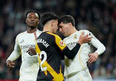 Ilias Chakkour y Brahim tuvieron más que palabras durante un tramo del encuentro.