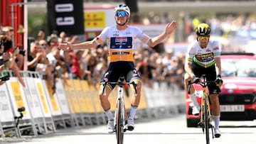 Evenepoel celebra su victoria de etapa en Montjuïc.