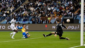 Paradón de Thibaut Courtois en el mano a mano con Fran Martínez. El portero belga saca el brazo derecho y desvía el balón para salvar a su equipo de un gol cantado.