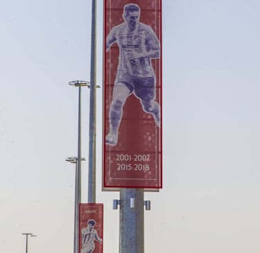 Atlético hail club legends with flag display at the Wanda