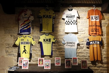 Una muestra de la exposición, con jerseys del Banesto, ONCE, Kas, Bianchi, Molten...