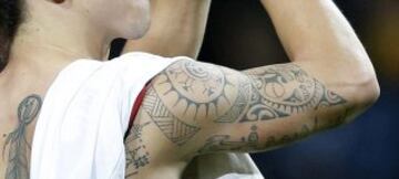 Una imagen m¨¢s n¨ªtida de los motivos tribales que adornan el hombro y b¨ªceps derecho del jugador