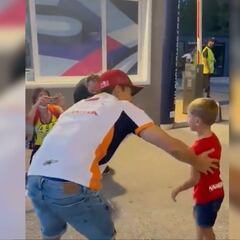 El bonito gesto de Márquez con Valentino, un niño italiano que le prefiere antes que a Rossi