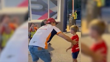 El bonito gesto de Márquez con Valentino, un niño italiano que le prefiere antes que a Rossi