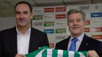 <b>FELIZ. </b>Víctor posa de nuevo con la camiseta del Betis en presencia de Pepe León.