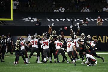 Los Tampa Bay Buccaneers de Tom Brady se impusieron a los New Orleans Saints de Drew Brees logrando la
clasificación para la Final de la Conferencia Nacional, que jugarán en Green Bay frente a los Packers. En la imagen,
Ryan Succop anota el extra point que supondría el empate a 20, tras un touchdown de Fournette a pase de Brady