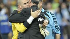 Vald&eacute;s y Del Bosque, abrazados.