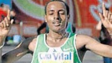 <b>RENOVÓ TÍTULO. </b>Tariku Bekele, ganando ayer en Llodio.