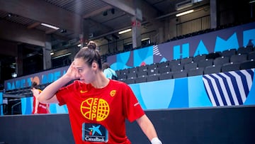 Raquel Carrera, pívot de la Selección, realiza ejercicios durante un entrenamiento en el Inselpark Arena de Hamburgo (Alemania).
