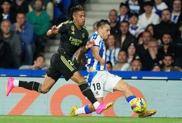 Mariano trata de impedir el avance de Andoni Gorosabel.