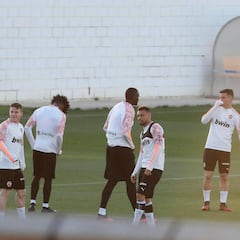 Coquelin, la buena noticia en un entrene marcado por el viento