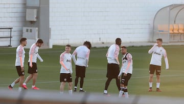 Coquelin, la buena noticia en un entrene marcado por el viento