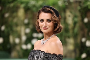 La actriz, Penélope Cruz, posa para los medios de comunicación con un vestido negro de la firma Chanel.