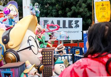 Este miércoles, 19 de marzo y día de San José, se celebrará el emocionante "Día de la Cremà" en las Fallas de Valencia, donde más de 700 monumentos que los artistas falleros han levantado por toda la ciudad arderán en un espectáculo impresionante. Marcando el broche de oro de la fiesta más emblemática de Valencia y una de las más multitudinarias de toda España. La noche se iluminará con fuegos artificiales.