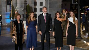 La Familia Real a la salida del Teatro Campoamor.