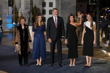 La Familia Real a la salida del Teatro Campoamor.