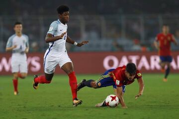 Jonathan Panzo derriba a Ferran Torres en la disputa de un bal&oacute;n en la final del Mundial Sub-17 India 2017 que enfrent&oacute; a Inglaterra y Espa&ntilde;a.