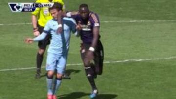 Silva deja el campo con oxígeno y un collarín tras un duro codazo