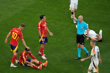 El lateral de la selección española y del Real Madrid bloqueó al jugador alemán del Bayern de Munich justo antes de que terminara el encuentro. Una acción que le costó la expulsión al futbolista español, pero que salvó un posible gol de Alemania.