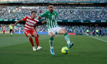 Arias trata de robarle un balón a Álex Moreno en el Betis-Granada de la 21-22.